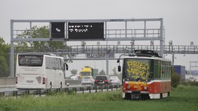 Tramvaj vedle dálnice u Čestlic někdo pomaloval.