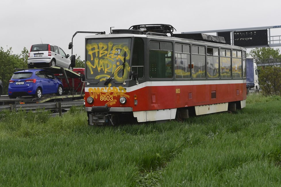 Tramvaj vedle dálnice u Čestlic někdo pomaloval.