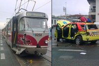 V Praze se srazila tramvaj se záchrankou: Dva zranění skončili v nemocnici