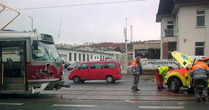 Nehoda se stala mezi zastávkami Podkovářská a Nádraží Libeň