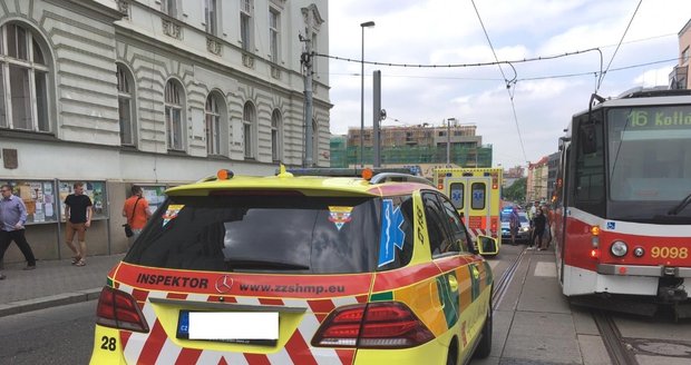 Tramvaj v Olomouci srazila nezletilou dívku: Doprava v ranní špičce kolabovala