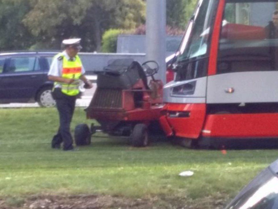 V Dejvicích se srazila tramvaj se sekačkou na trávu!