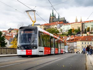 Kdy máte před tramvají přednost a kdy ustoupit? Chyták z autoškoly pro řidiče i chodce
