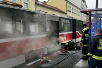 Požár tramvaje v Praze na Smíchově: Začal hořet elektromotor, provoz je v místě omezený