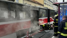 Na Smíchově začal hořet elektromotor tramvaje. Hasiči museli pořád uhasit.