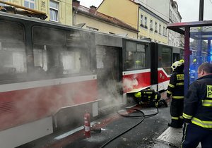 Na Smíchově začal hořet elektromotor tramvaje. Hasiči museli pořád uhasit.