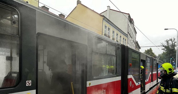 Na Smíchově začal hořet elektromotor tramvaje. Hasiči museli pořád uhasit.