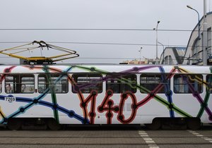 Do pražských ulic vyjede tramvaj s motivem 140 let MHD. Navrhli ho studenti gymnázia.