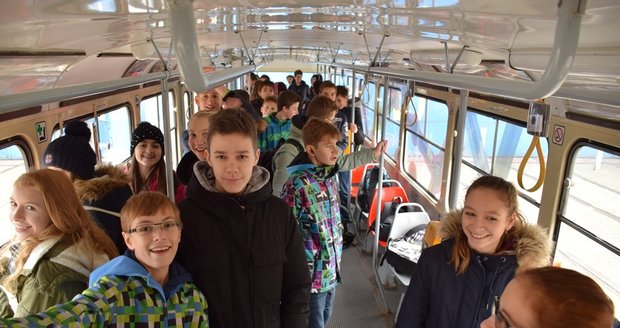 Studenti gymnázia se jako první mohli svést ve „své“ originální tramvaji během slavnostní jízdy Prahou.