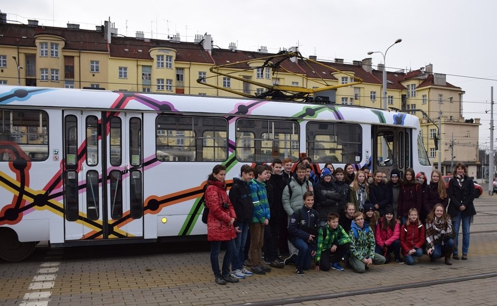 Do pražských ulic vyjede tramvaj s motivem 140 let MHD. Navrhli ho studenti gymnázia.