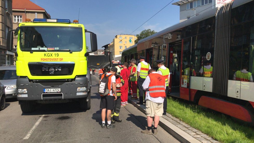 Tramvaj ve Vysočanech 4. června ráno vykolejila.