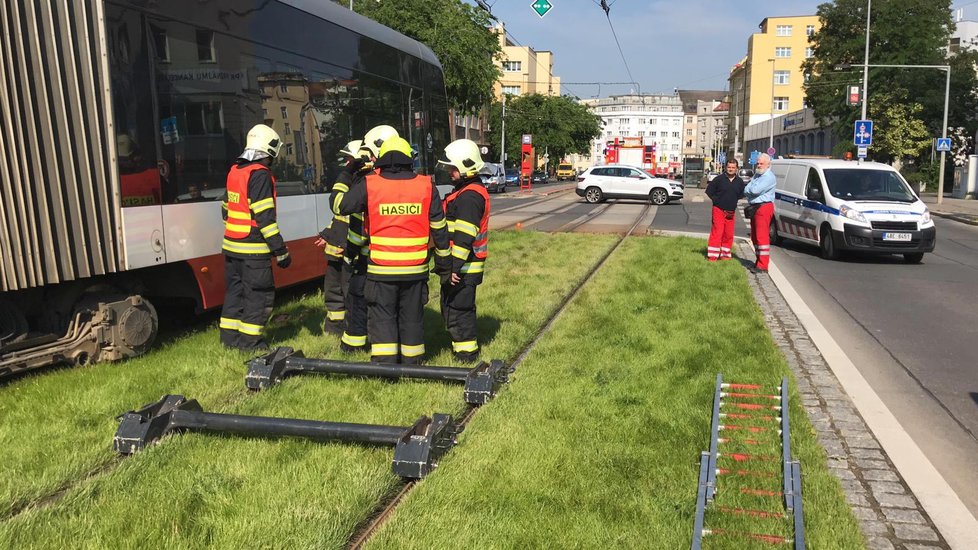 Tramvaj ve Vysočanech 4. června ráno vykolejila.