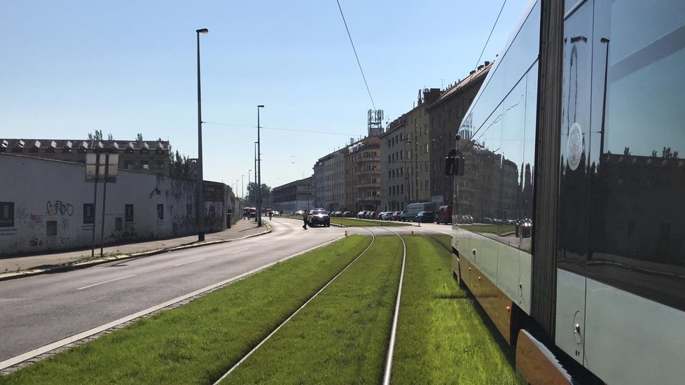 Tramvaj ve Vysočanech 4. června ráno vykolejila.