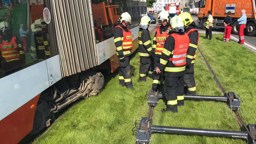 Tramvaj ve Vysočanech 4. června ráno vykolejila.