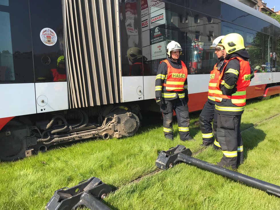 Tramvaj ve Vysočanech 4. června ráno vykolejila.