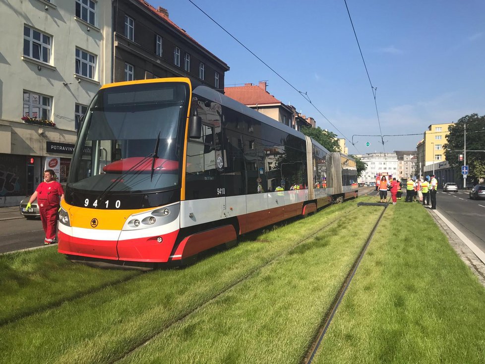 Tramvaj ve Vysočanech 4. června ráno vykolejila.