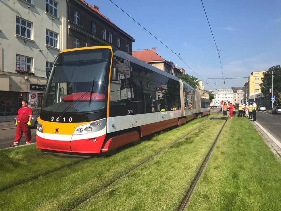 Tramvaj ve Vysočanech 4. června ráno vykolejila.