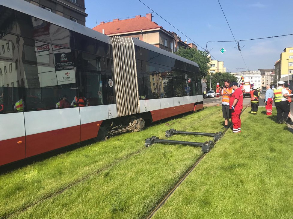 Tramvaj ve Vysočanech 4. června ráno vykolejila.