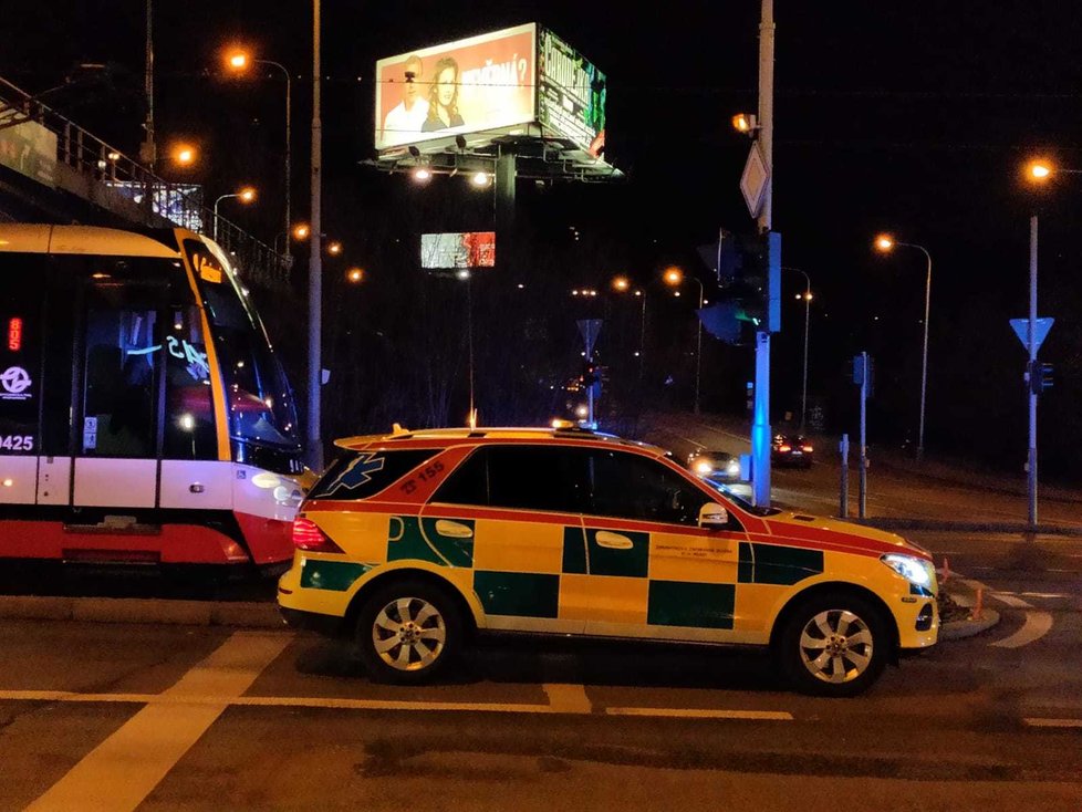 U tramvajové zastávky srazila tramvaj osobu.