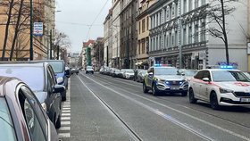 Tragická nehoda v Karlíně: Tramvaj srazila seniora (†72), zemřel na místě
