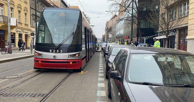 Seniora srazila tramvaj, na místě zemřel (2. dubna 2022).