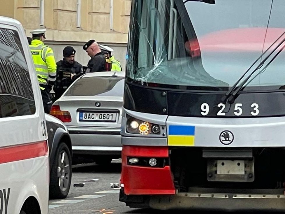 Seniora srazila tramvaj, na místě zemřel (2. dubna 2022).