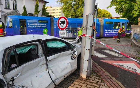 Tramvaj v Ostravě po srážce s osobním autem. Tramvaj v Ostravě po srážce s osobním autem.