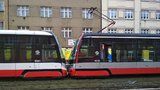 Zfetovaný tramvaják v Praze boural i s cestujícími: Napálil to do vozu před ním
