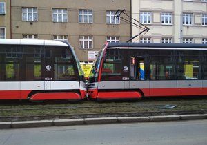 Ve Strašnicích se srazily dvě tramvaje.