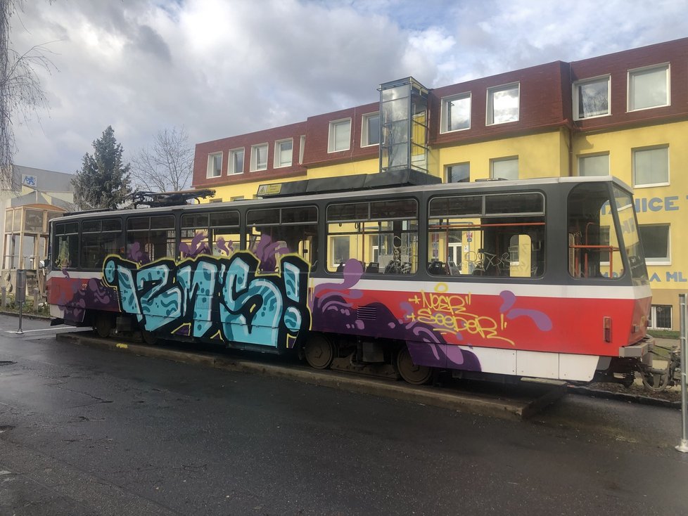 Vyřazená tramvaj před Stanicí techniků, kterou stihli poničit vandalové.