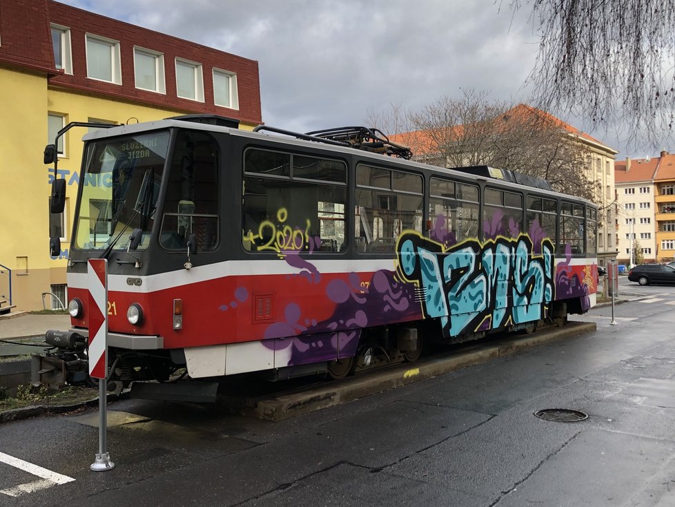 Vyřazená tramvaj před Stanicí techniků, kterou stihli poničit vandalové.