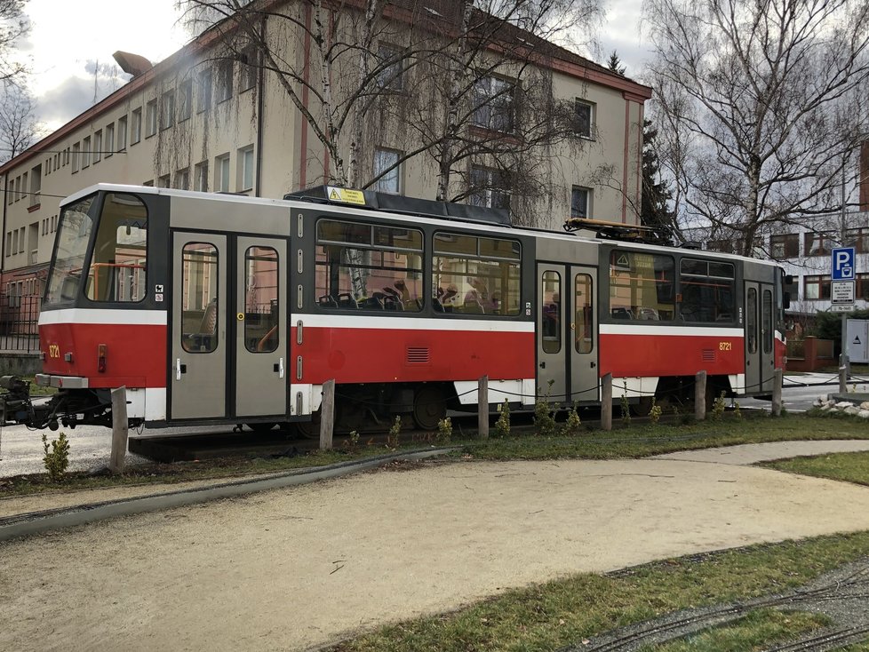 Vyřazená tramvaj před Stanicí techniků