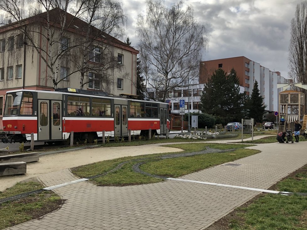 Vyřazená tramvaj před Stanicí techniků