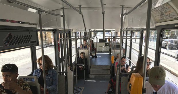 Zmodernizovaná tramvaj T3 jezdí na lince 13.