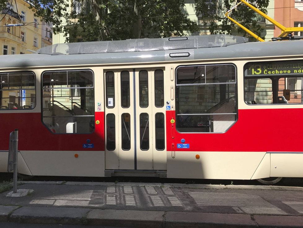 Zmodernizovaná tramvaj T3 jezdí na lince 13.