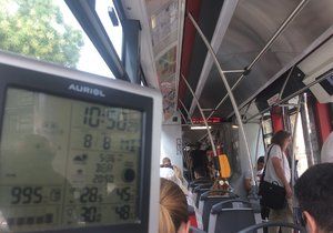 V tramvajích bez klimatizace je teplota srovnatelná s tou venkovní. Hodně ale napomáhají například otevřená okna, která pomáhají cirkulaci vzduchu a prostředí je tak snesitelnější.