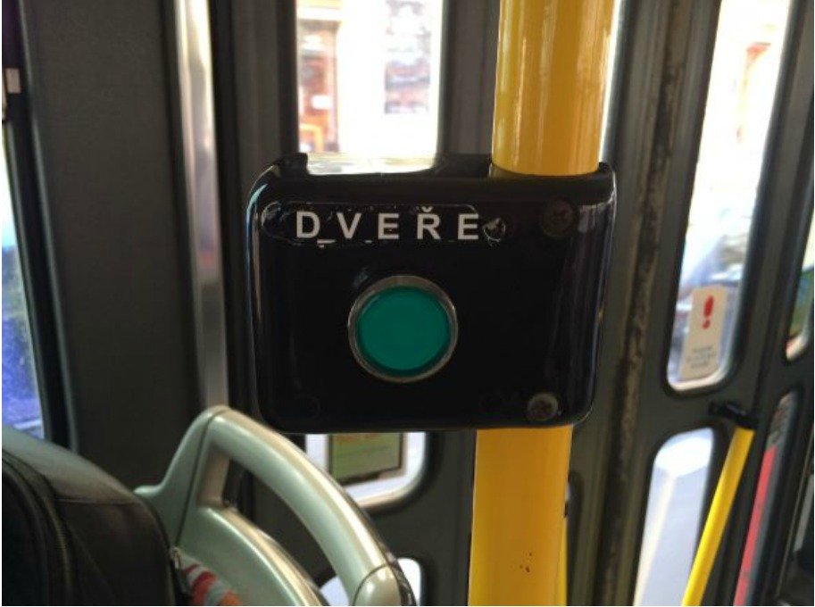 V tramvajích se nyní dveře otevírají automaticky. Minimalizuje se tak riziko přenosu koronaviru. (ilustrační foto)