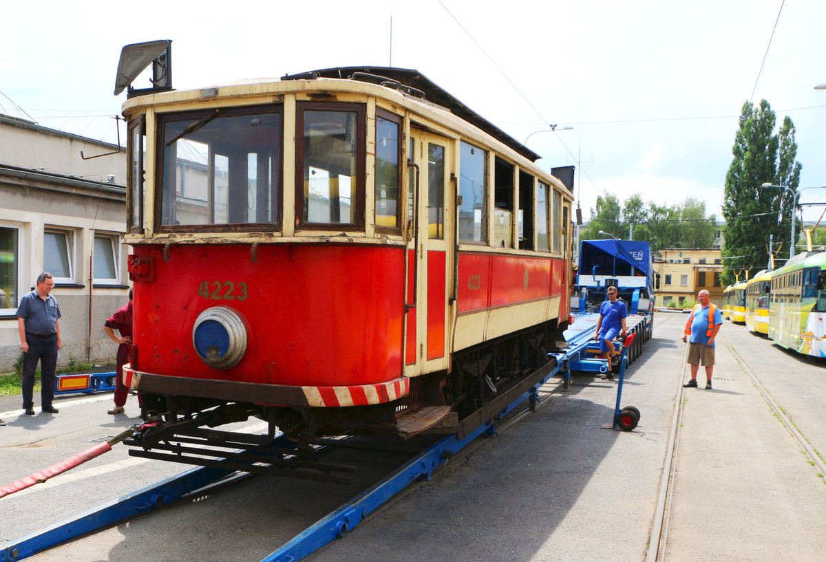 Složení tramvaje ve vozovně v plzeňských Slovanech.