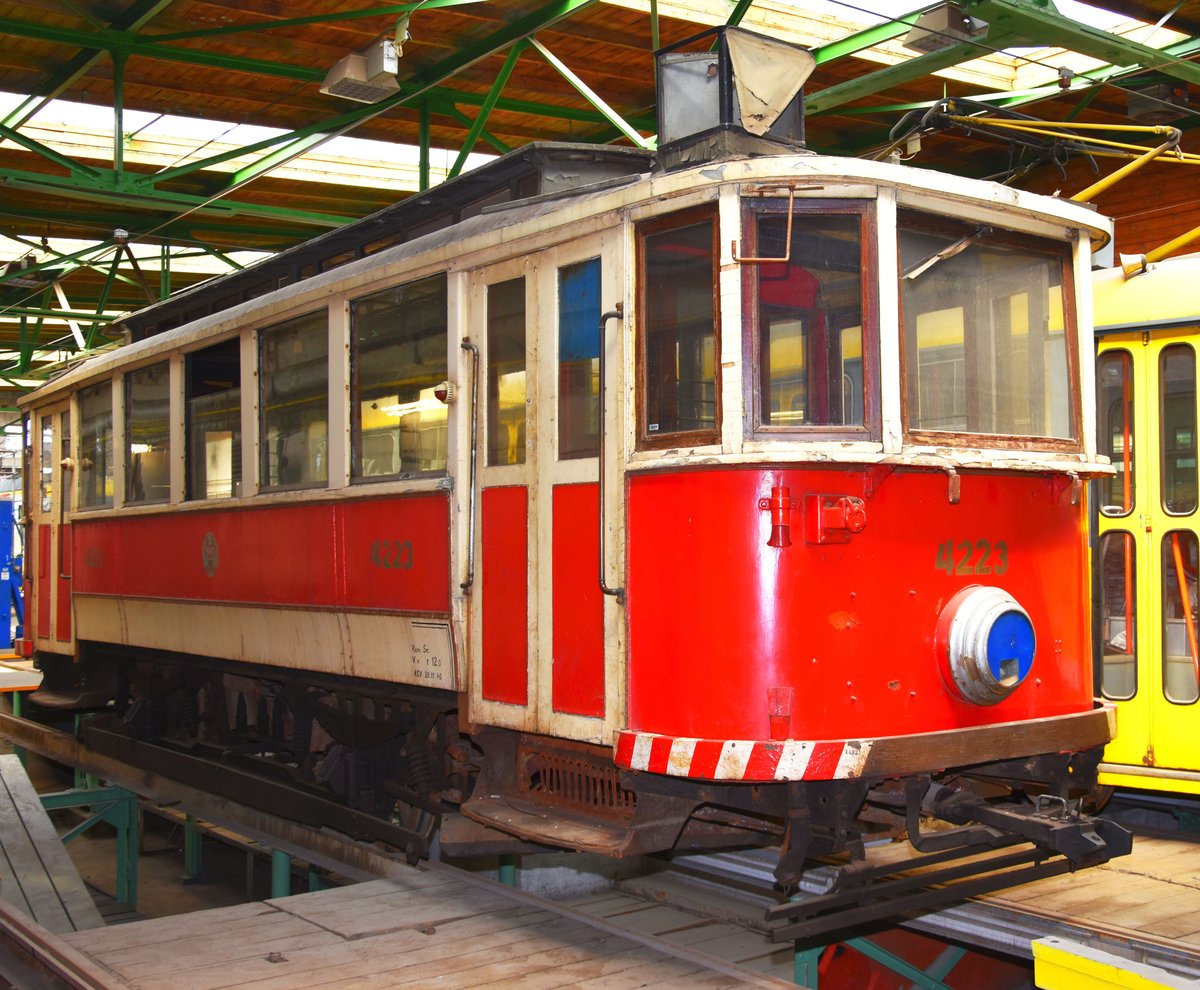 Nakládání tramvaje v depozitáři Muzea MHD v Praze-Střešovicích.