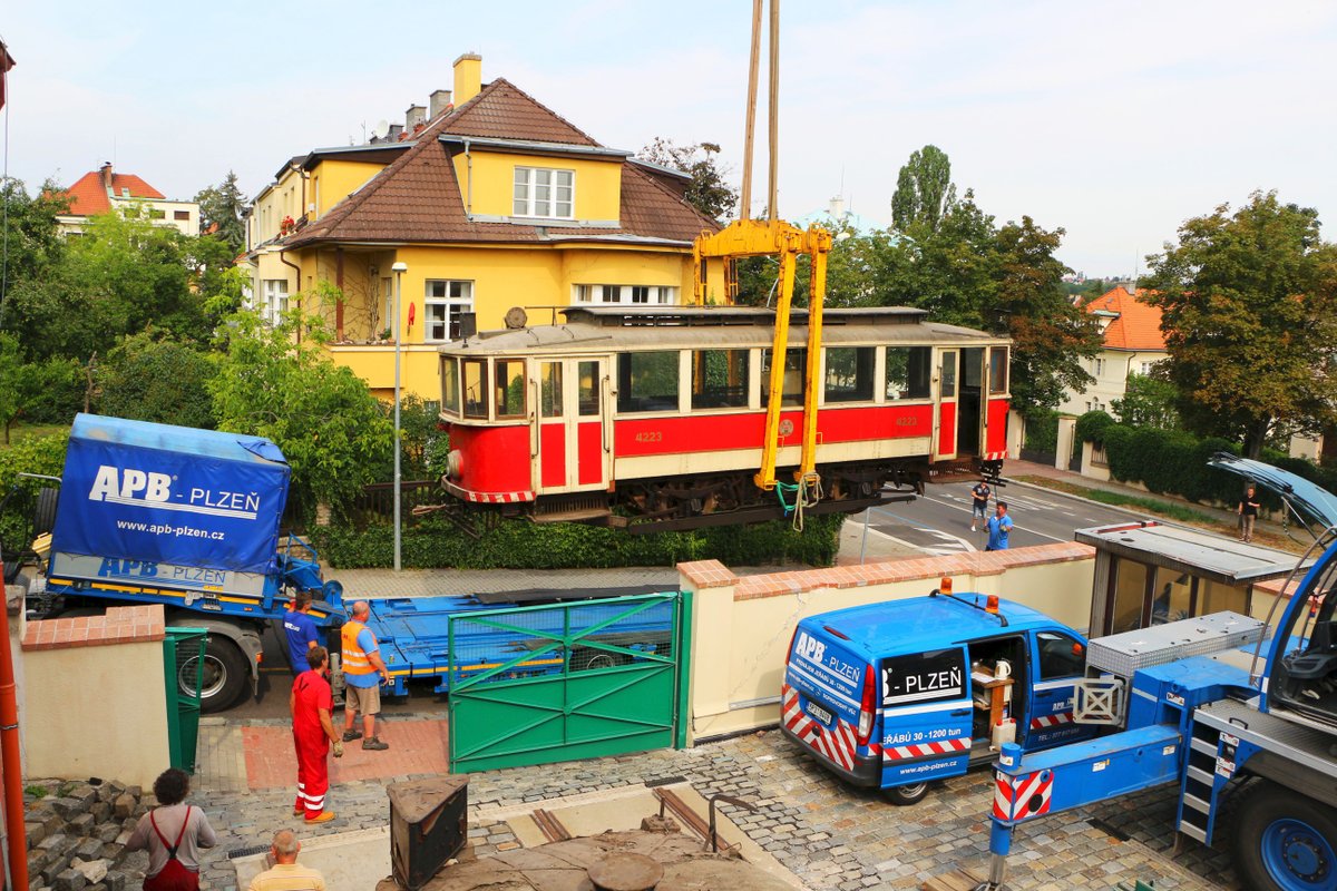 Nakládání tramvaje v depozitáři Muzea MHD v Praze-Střešovicích.