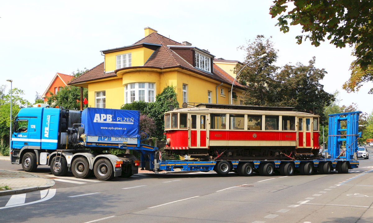 Tramvaj odjíždí z pražských Střešovic do Plzně.