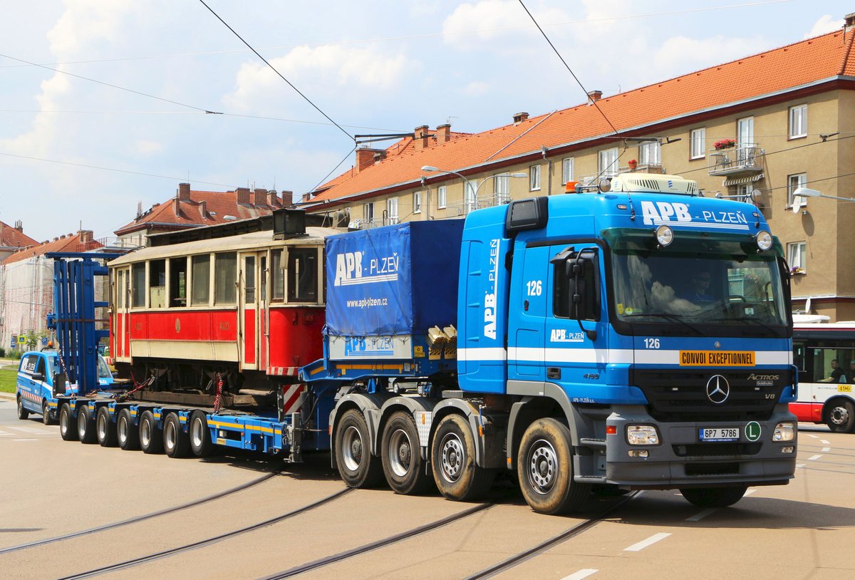 Příjezd tramvaje do Plzně.