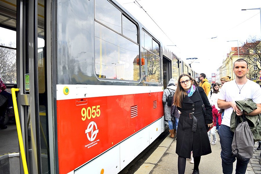 Prahou denně projíždí tahle hororová tramvaj.