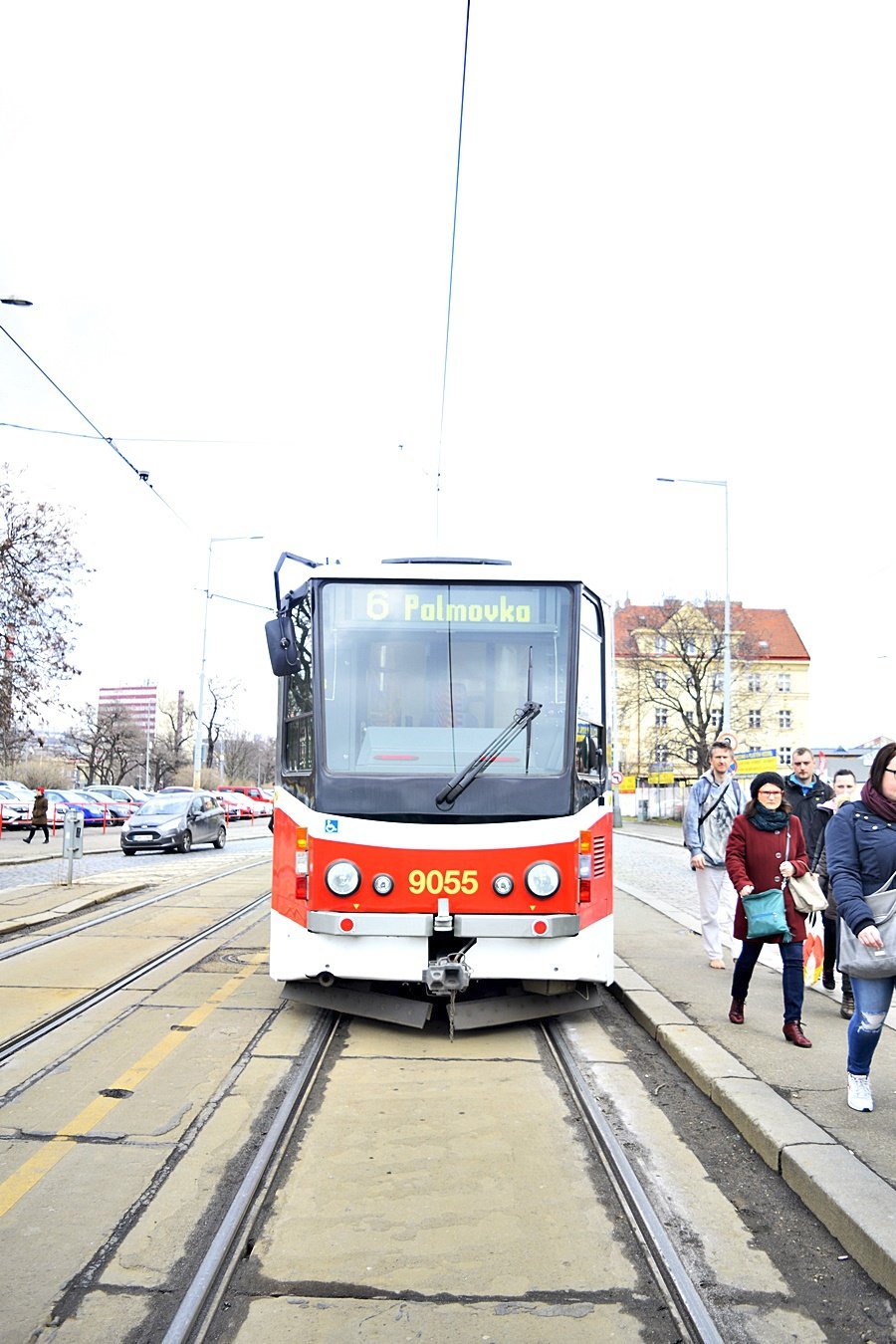 Prahou denně projíždí tahle hororová tramvaj.