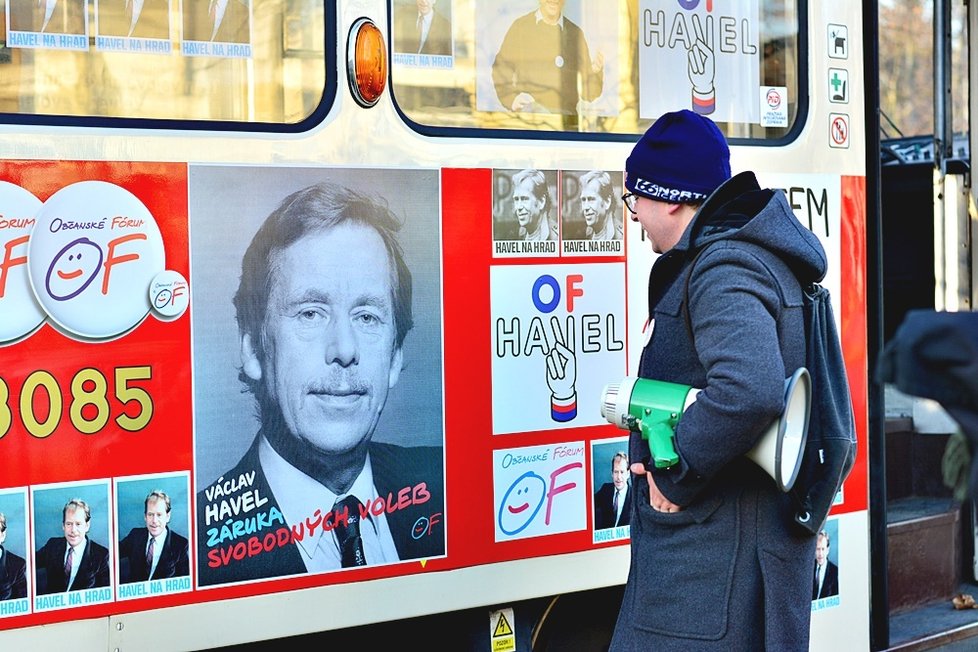 Prahou projíždí tramvaj Václava Havla