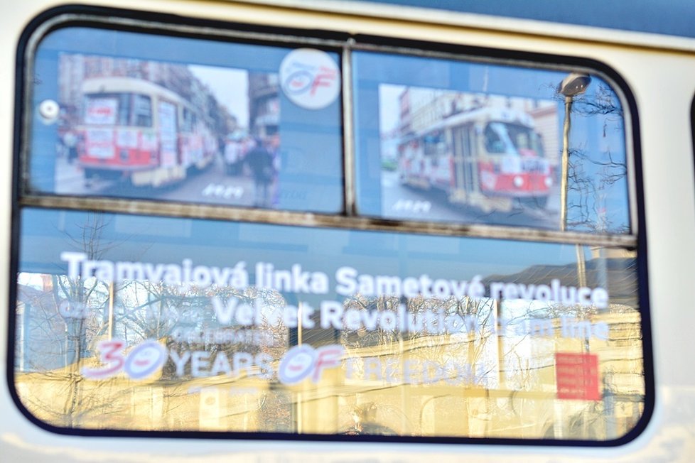 Prahou projíždí tramvaj Václava Havla