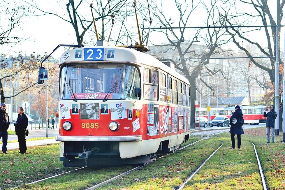 Prahou projíždí tramvaj Václava Havla