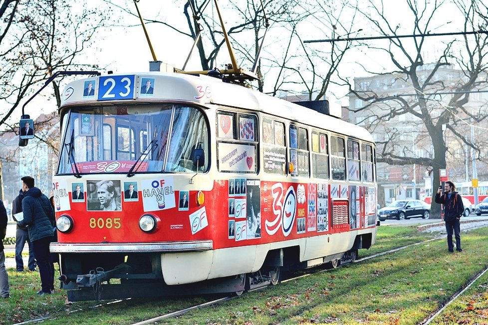 Prahou projíždí tramvaj Václava Havla