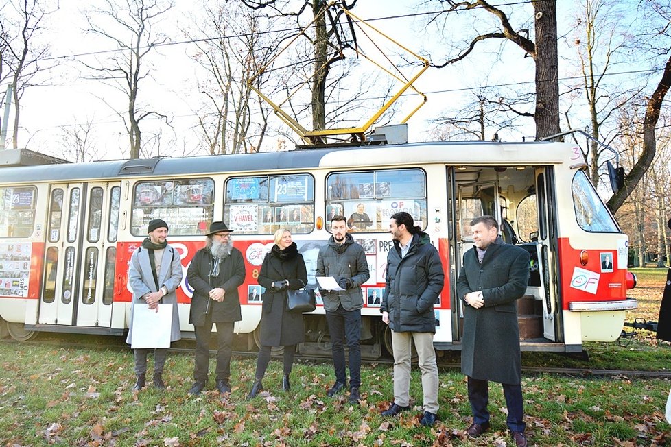 Prahou projíždí tramvaj Václava Havla