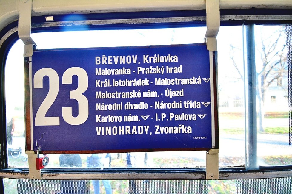 Prahou projíždí tramvaj Václava Havla